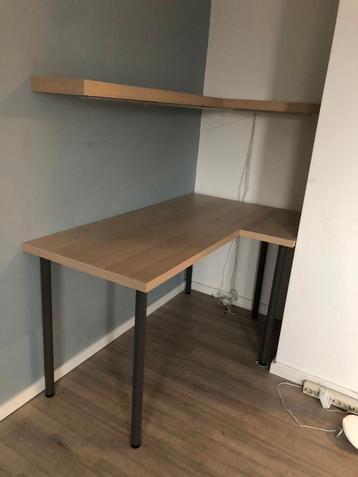 Hoekbureau met muurplanken