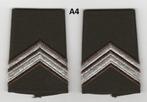 set rangen Sergeant 1e kl (A4) - Cavalerie / Mil Admin, Ophalen of Verzenden, Landmacht, Nederland, Embleem of Badge