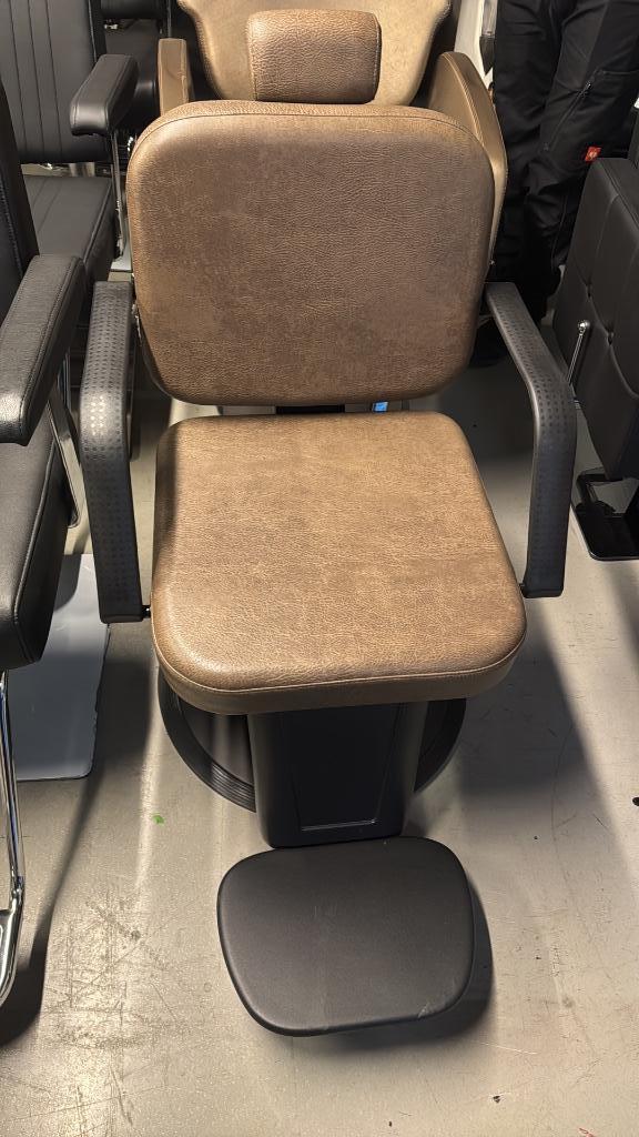 herenstoel bruin kappersstoel kantelbare rugleuning kapsalon, Huis en Inrichting, Stoelen, Zo goed als nieuw, Eén, Kunststof, Leer