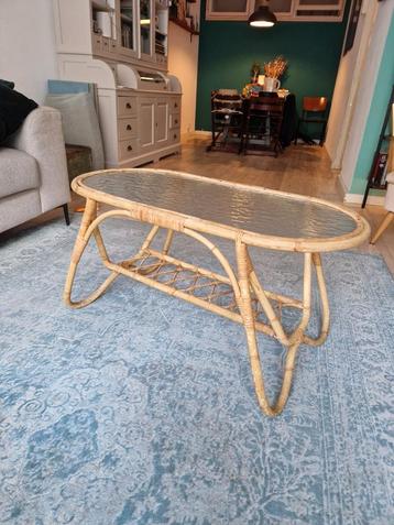 Mooie vintage rotan salontafel/bijzettafel met glas beschikbaar voor biedingen
