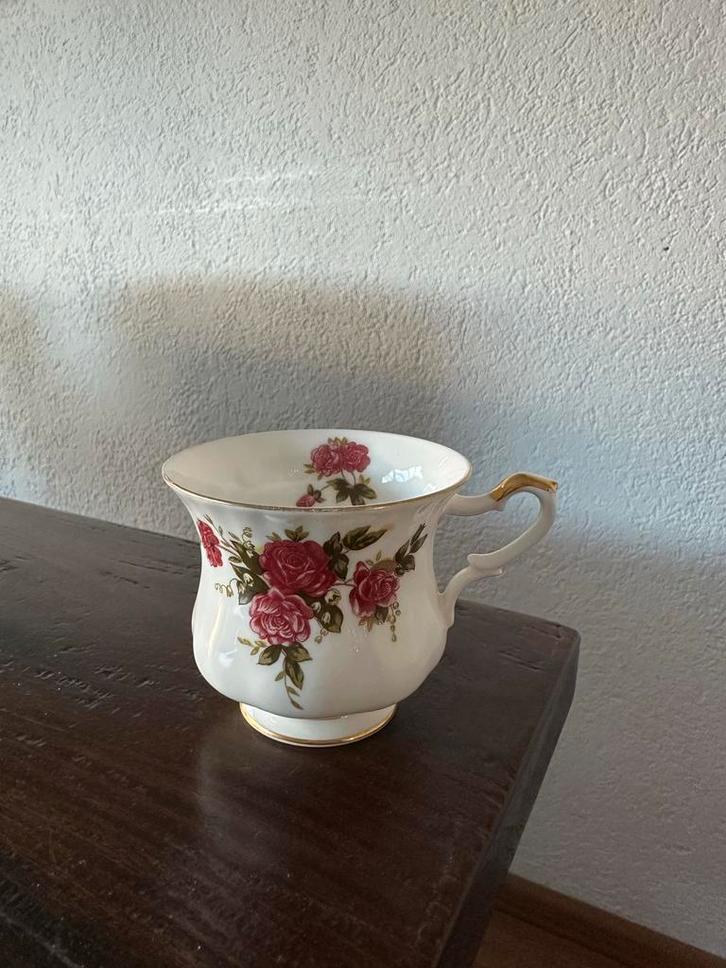 Royal Ascot 'Red Rose' Theekop, Huis en Inrichting, Keuken | Servies, Gebruikt, Kop(pen) en/of Schotel(s), Overige stijlen, Porselein