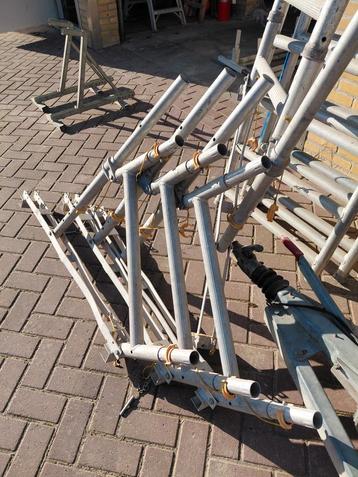 Dak schoorsteen steiger custers beschikbaar voor biedingen