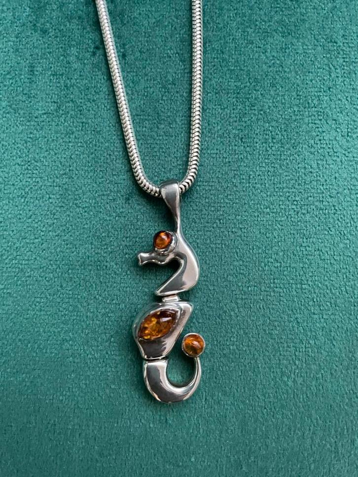 Zilveren ketting en hanger met zeepaard met barnsteen, Sieraden, Tassen en Uiterlijk, Kettingen, Nieuw, Zilver, Ophalen of Verzenden