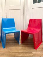 Twee jaren 70 polyester buitenstoelen, 1 x rood, 1 x blauw, Ophalen, Kunststof, Gebruikt, Twee