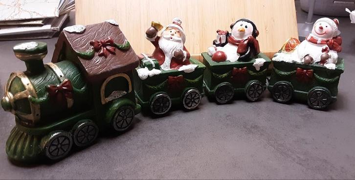 Mooie kersttrein van steen met locomotief en kerstman, Diversen, Kerst, Zo goed als nieuw, Ophalen of Verzenden