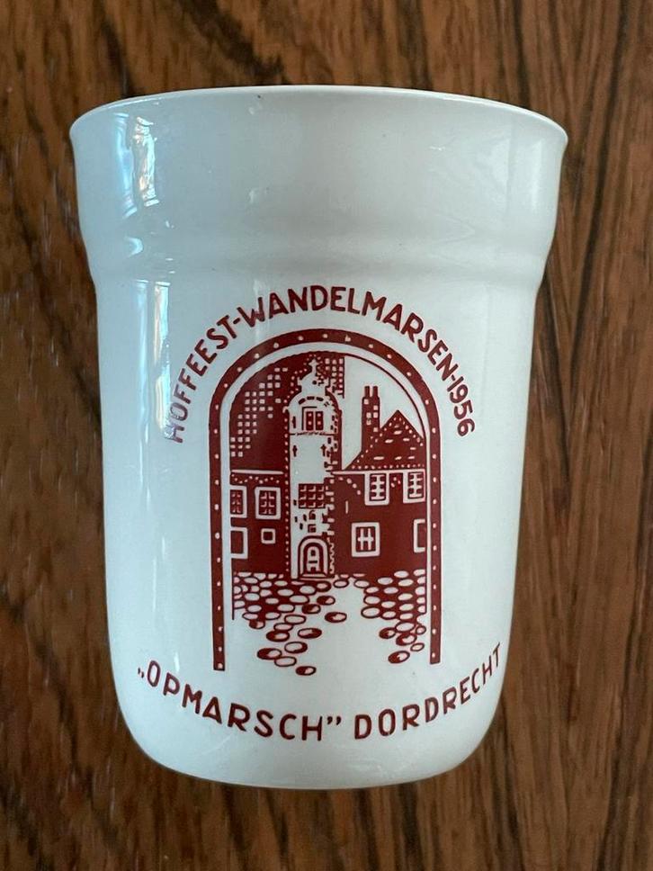 Hoffeest Wandelmarsen 1956 Beker Dordrecht Regout, Antiek en Kunst, Antiek | Keramiek en Aardewerk, Ophalen of Verzenden