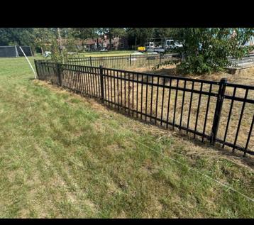 50 mtr hekwerk met poort beschikbaar voor biedingen