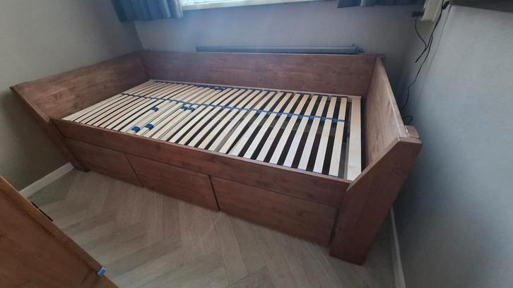 Massief houten bed 90 x 200 met 3 grote lades, Huis en Inrichting, Slaapkamer | Bedden, Zo goed als nieuw, Eenpersoons, 90 cm