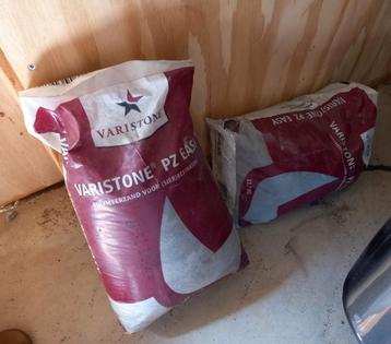 2x 22.7kg VARISTONE PZ EASY KLEUR BASALT beschikbaar voor biedingen