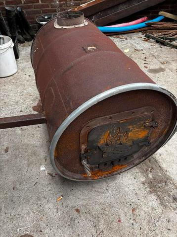 Grote Werkplaatkachel met olie brander beschikbaar voor biedingen