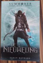 Taran Matharu - De nieuweling, Boeken, Ophalen of Verzenden, Gelezen, Taran Matharu