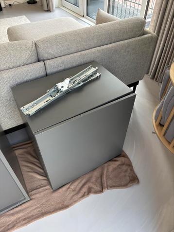 IKEA BESTA donkergrijs kast met muurbevestiging - afbeelding 1