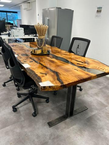 Unieke epoxy tafel beschikbaar voor biedingen