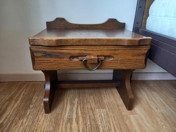 2x Nachtkastje eikenhout met lade (vintage) beschikbaar voor biedingen