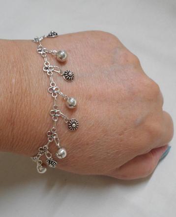 Zilveren armband met bedels en belletjes nr.348 beschikbaar voor biedingen