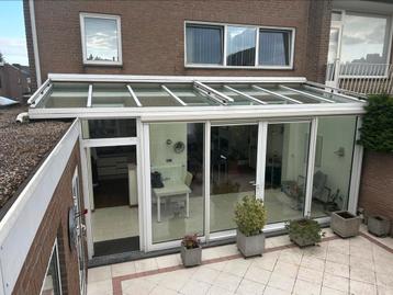 Glazen uitbouw beschikbaar voor biedingen