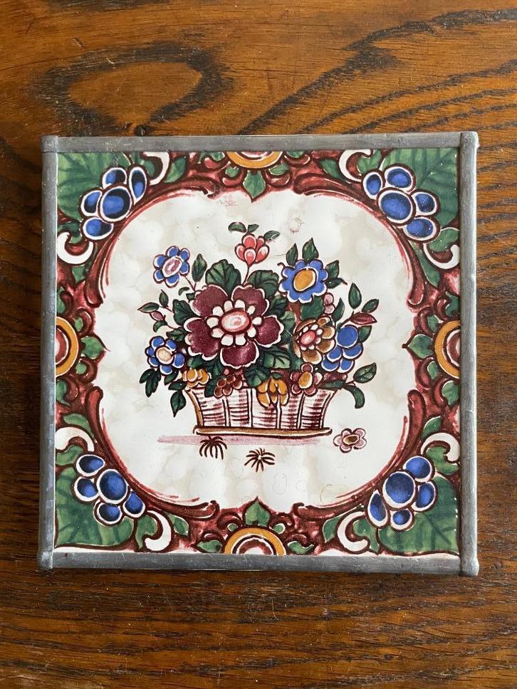 Oude Villeroy en Boch tegel waarop een bloemenmand, Antiek en Kunst, Antiek | Wandborden en Tegels, Verzenden