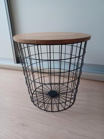 Bijzettafel met houten blad en metalen mand beschikbaar voor biedingen