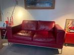 Rode leren bank met stalen poten, Ophalen, Tweepersoons, Zo goed als nieuw, Rechte bank