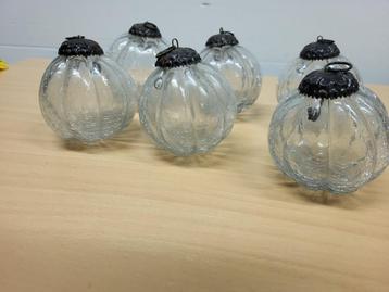 Glazen decoratieve ballen.             beschikbaar voor biedingen