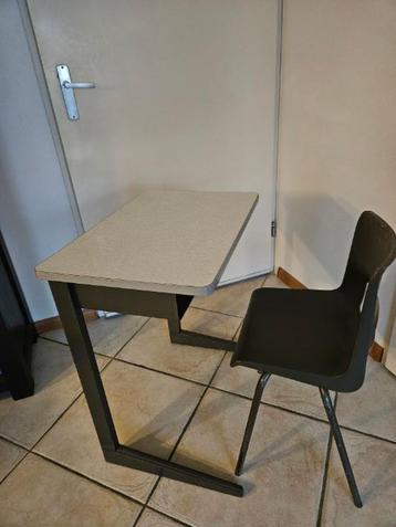 Origineel ouderwets/klassiek schoolbureau inclusief stoel beschikbaar voor biedingen