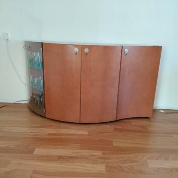 Design kast hout en glas van Team by Wellis  beschikbaar voor biedingen