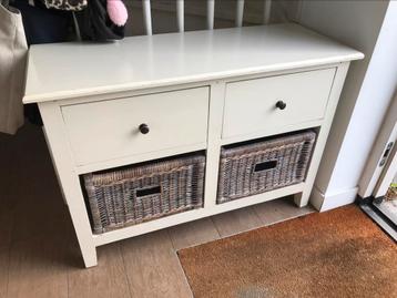 Mooie witte dressoirkast beschikbaar voor biedingen