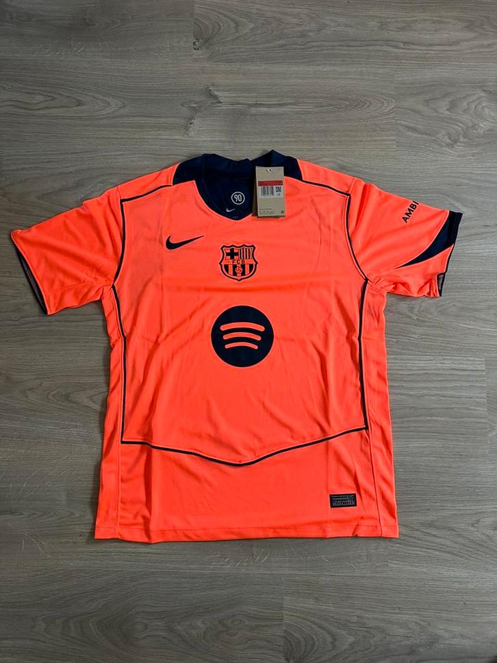 FC Barcelona derde shirt 2025-2026, maat L, Kleding | Heren, Sportkleding, Nieuw, Voetbal, Maat 52/54 (L), Rood, Ophalen of Verzenden