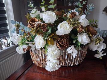 Schelpenvaas met zijdebloemen beschikbaar voor biedingen