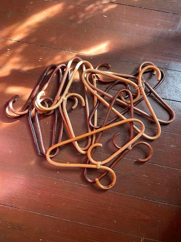 Vintage houten kleerhangers beschikbaar voor biedingen