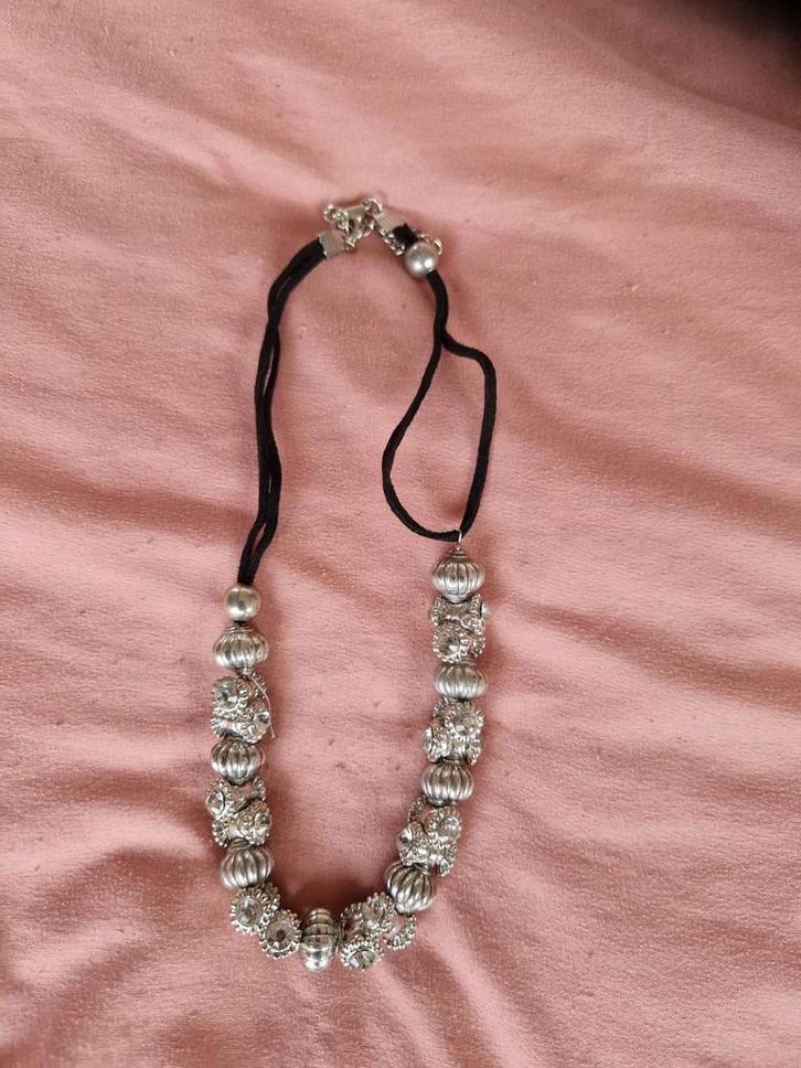 Zilverkleurige ketting met zwarte band, Sieraden, Tassen en Uiterlijk, Kettingen, Zo goed als nieuw, Zilver, Zilver, Met strass