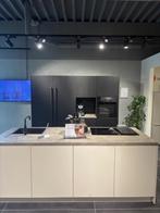zeer luxe showroomkeuken met groot eiland en koffienis, Huis en Inrichting, Keuken | Complete keukens, Ophalen, Nieuw, Met kookeiland