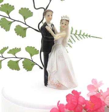 Een mooie dansende trouwpaar taart topper. beschikbaar voor biedingen