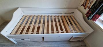 Eenpersoonsbed met opbergkasten en nachtkastje 