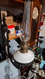 Antieke olielamp op gietijzeren beugel zie omschrijving, Antiek en Kunst, Ophalen of Verzenden