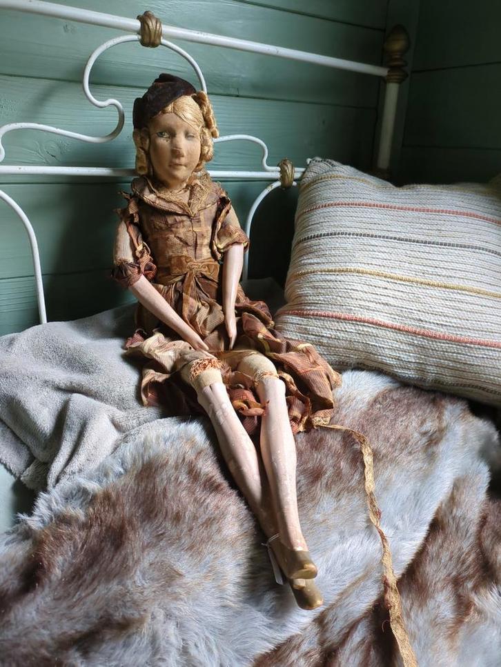 Antieke Sofa doll  met Stoffen Jurk, Antiek en Kunst, Antiek | Speelgoed, Ophalen of Verzenden