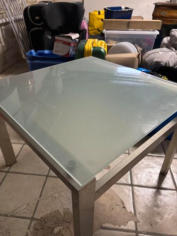 Glazen Tafel beschikbaar voor biedingen