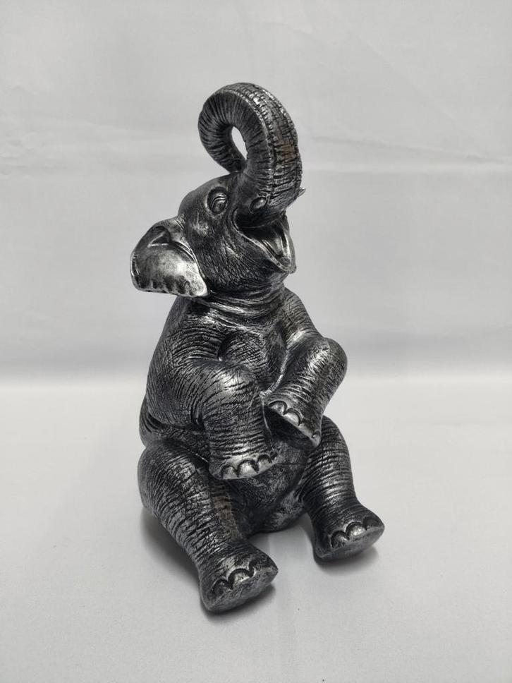 Zilver gekleurde zittende olifant met slurf omhoog., Verzamelen, Beelden en Beeldjes, Nieuw, Dier, Ophalen of Verzenden