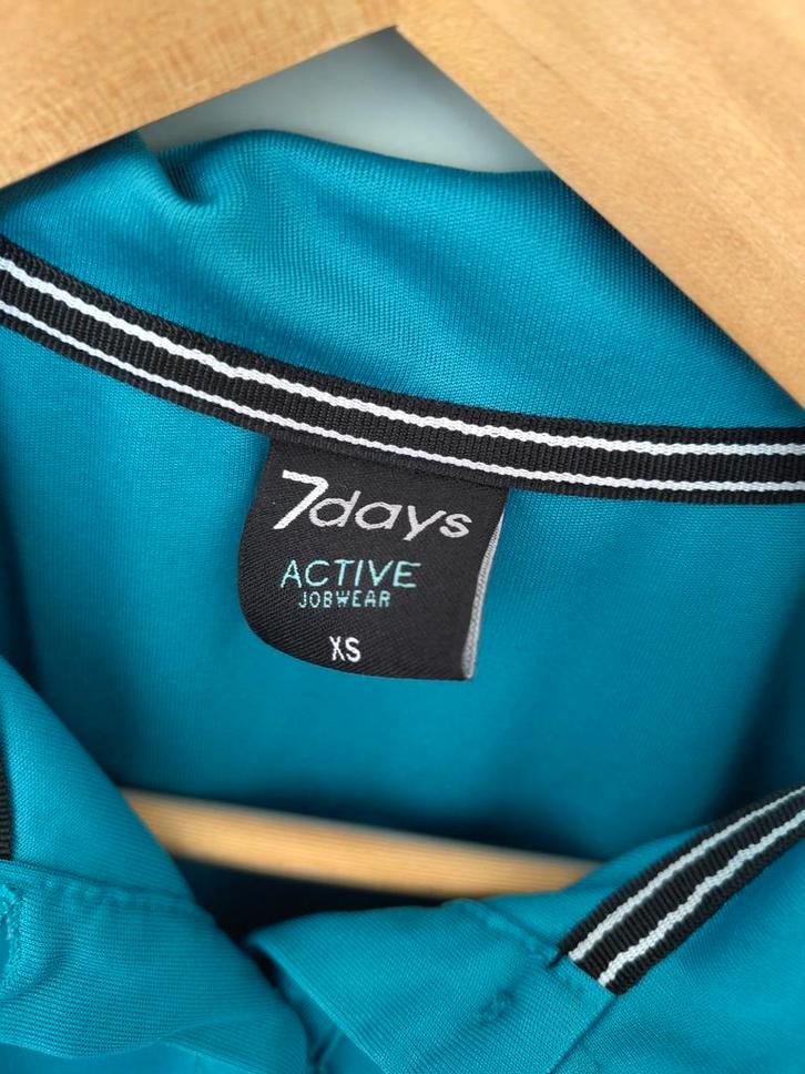Pedicure kleding petrol polo, broeken wit  7days xs, Kleding | Dames, Sportkleding, Zo goed als nieuw, Maat 34 (XS) of kleiner