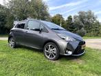 Toyota Yaris 1.5 Hybrid 100pk 5D CVT 2017 Grijs, Auto's, Toyota, 4 cilinders, 48 €/maand, Yaris, Zilver of Grijs