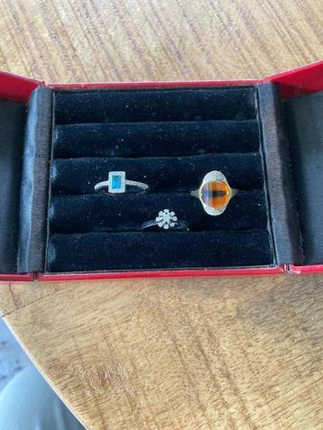 Te koop 3 gouden damesringen met edelstenen. beschikbaar voor biedingen