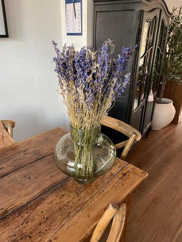 Groene vaas met droogbloemen beschikbaar voor biedingen