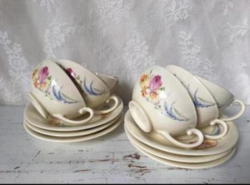 Vintage kop en schotels beschikbaar voor biedingen