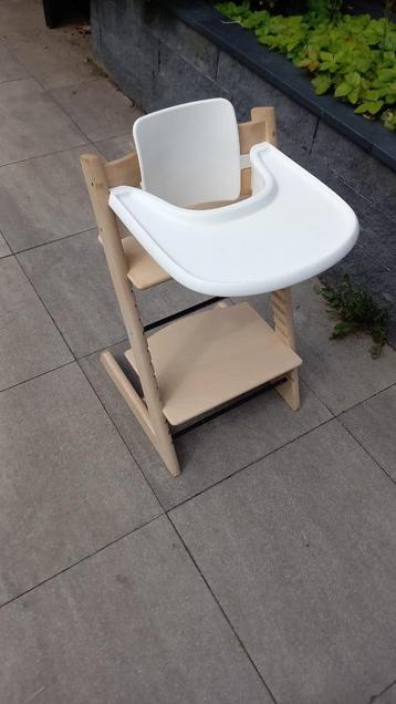 Stokke Tripp Trapp stoel, met tafelblad en babyset beschikbaar voor biedingen