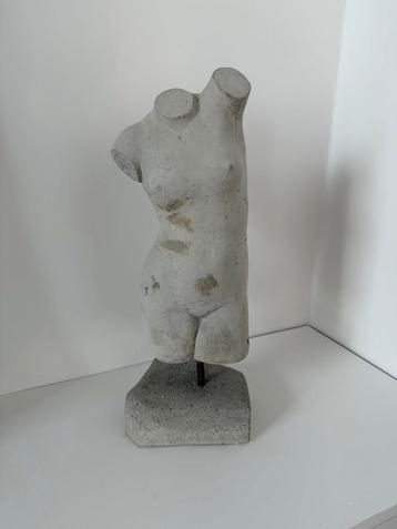 Betonnen torso sculptuur man 48cm hoog beschikbaar voor biedingen