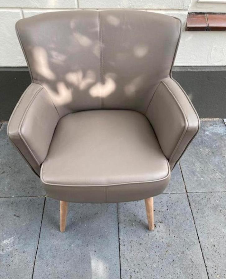 Mooie taupe kleurige PU lederen club fauteuil, Huis en Inrichting, Fauteuils, Zo goed als nieuw, Leer, 50 tot 75 cm, Minder dan 75 cm
