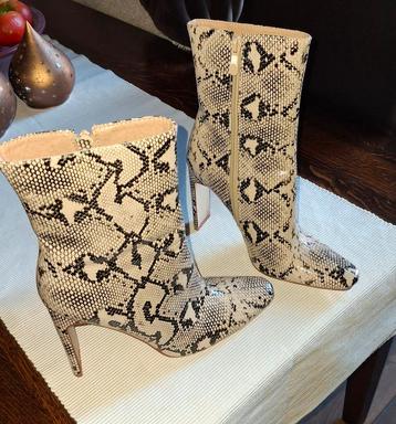 Mooie dames laarzen zgan beschikbaar voor biedingen