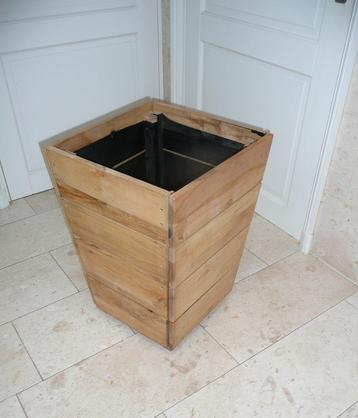 NIEUWE TEAK HOUTEN BLOEMBAK 40X40X60. Ze moeten nog in elkaa beschikbaar voor biedingen