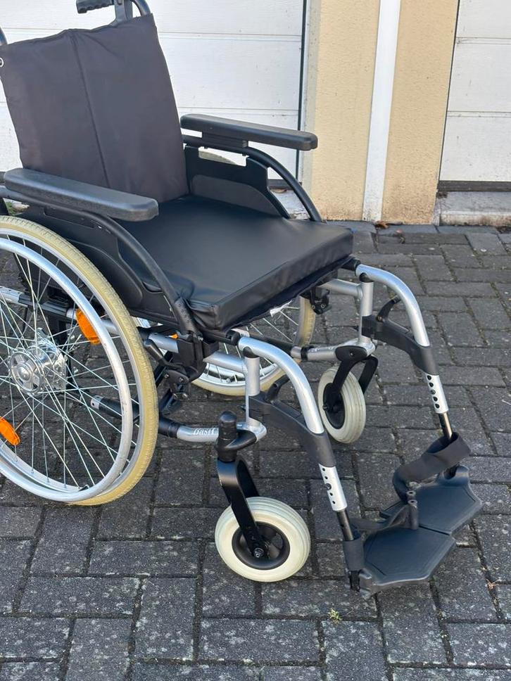 Breexy Basix 2 Rolstoel inklapbaar , nieuwprijs €600,00, Diversen, Rolstoelen, Zo goed als nieuw, Handbewogen rolstoel, Inklapbaar
