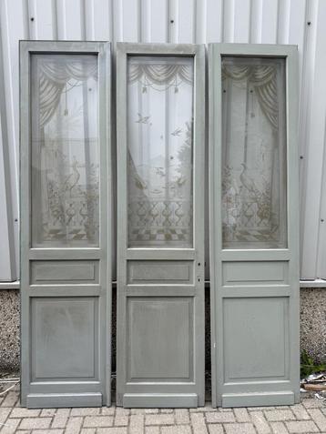 Prachtig drieluik met antiek geetst glas beschikbaar voor biedingen